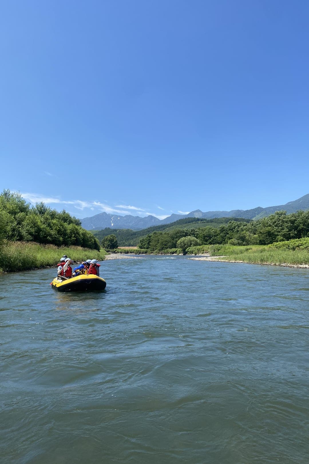 富良野の川を下るリラックスダウンリバーの風景